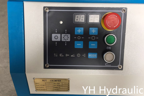 Stroj na lisovanie matíc