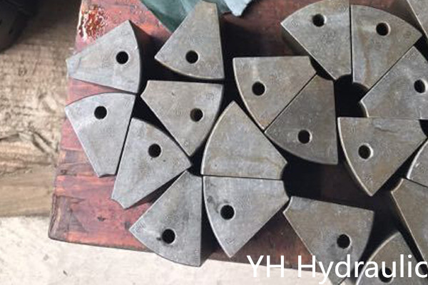 Stroj na lisovanie matíc