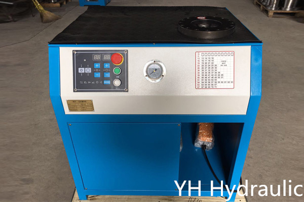 Stroj na lisovanie matíc